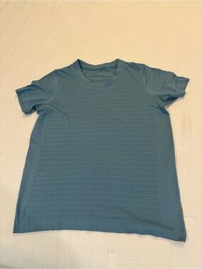 Women’s Lululemon Lightweight Perforated Crew Neck Shirt - Blue size 6